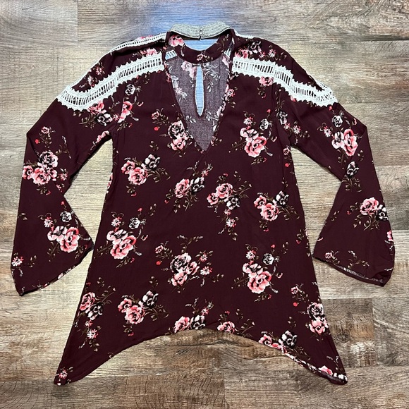 Buckle BKE Boutique Floral Bell Sleeve Blouse with Rhinestone and Lace Details - Picture 5 of 8